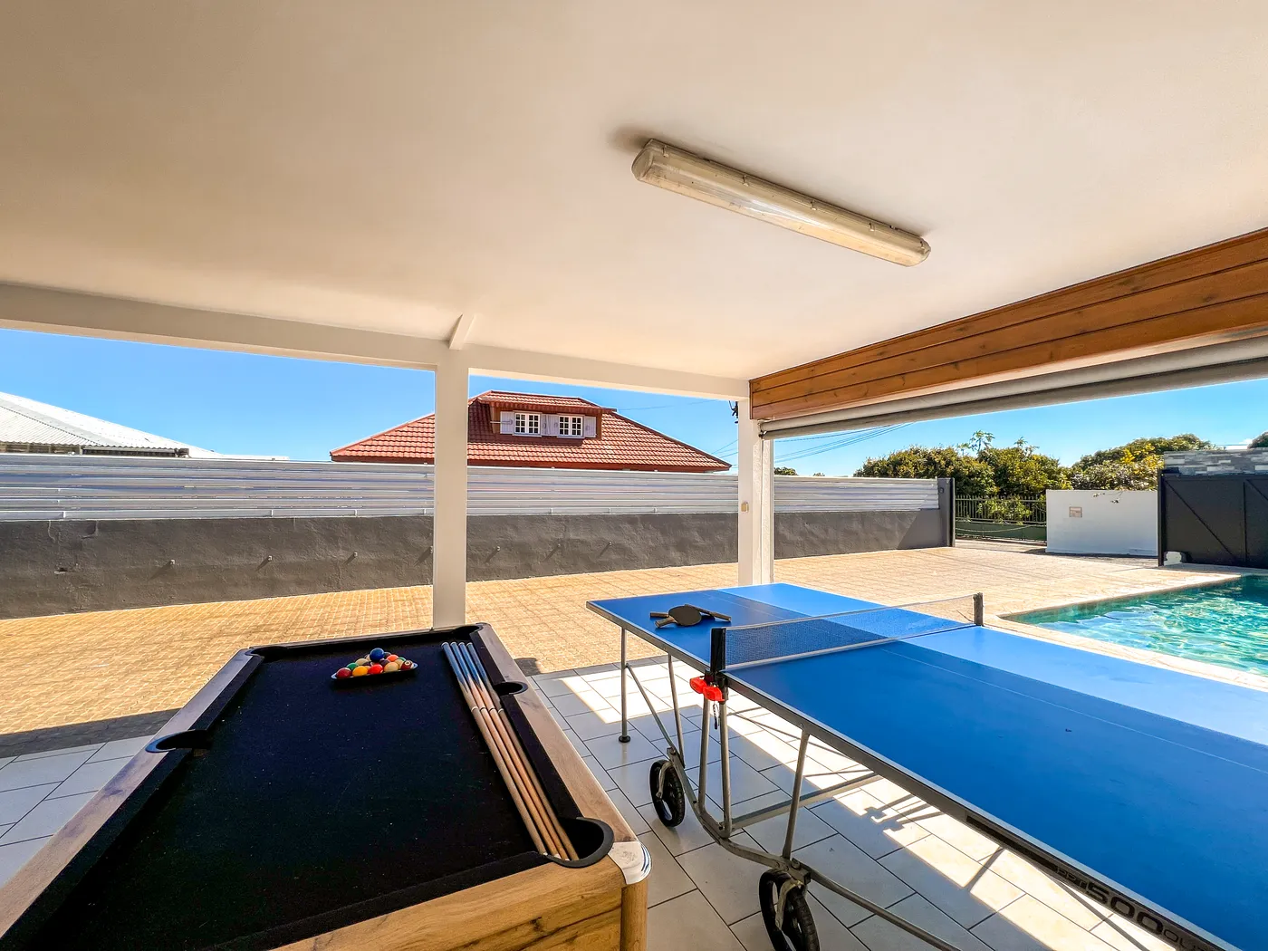Ping-pong et billard face à la piscine