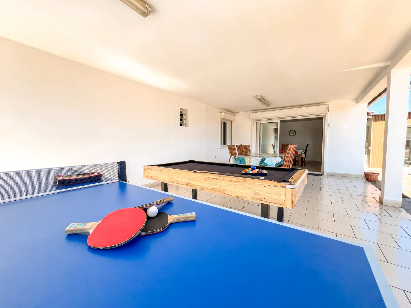 Varangue de jeux avec table de ping-pong et billard