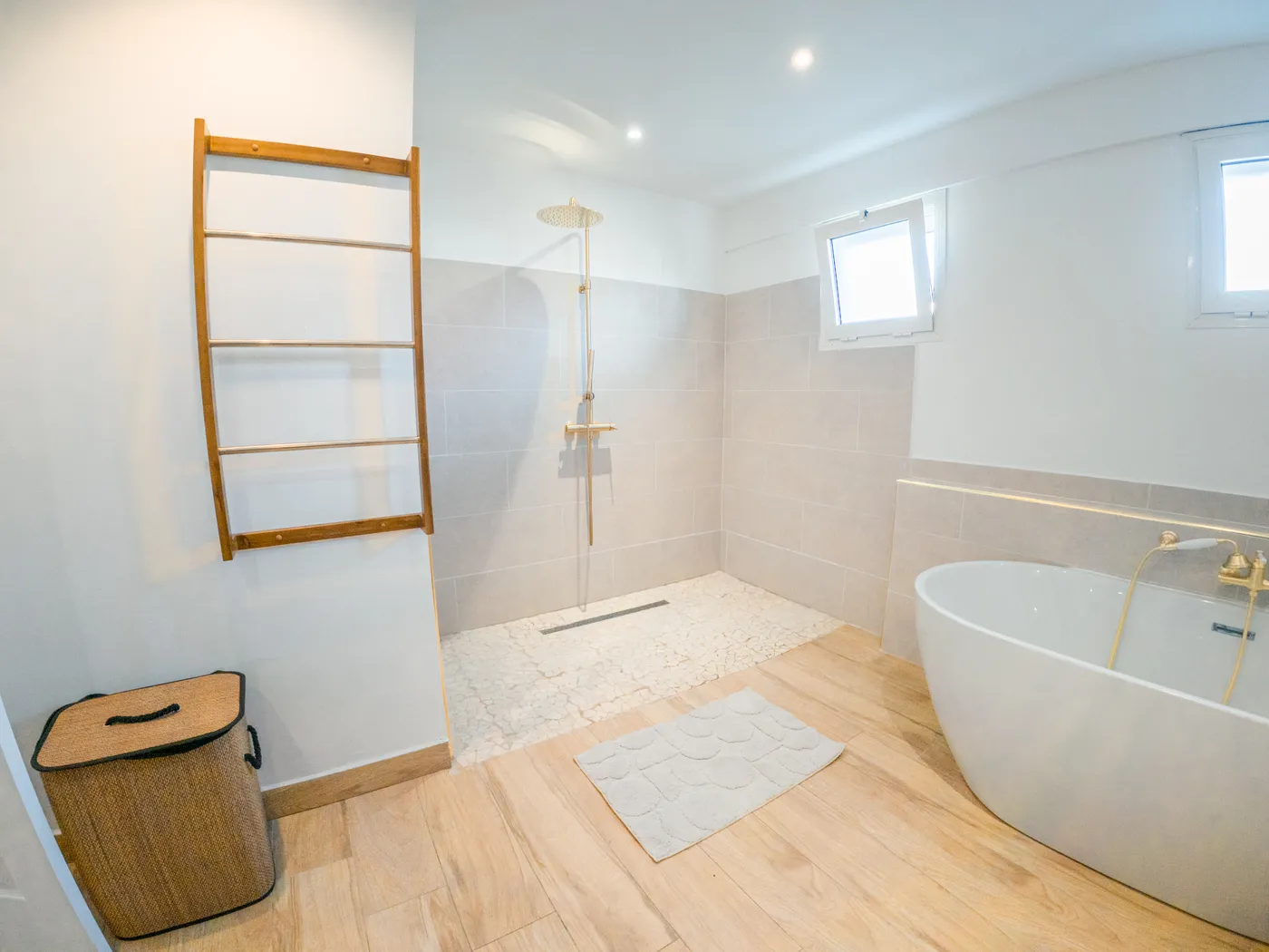 Douche à l'italienne et baignoire îlot