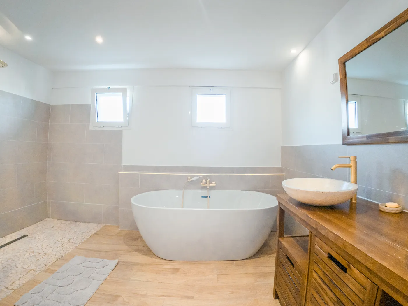 Baignoire îlot et vasque en pierre