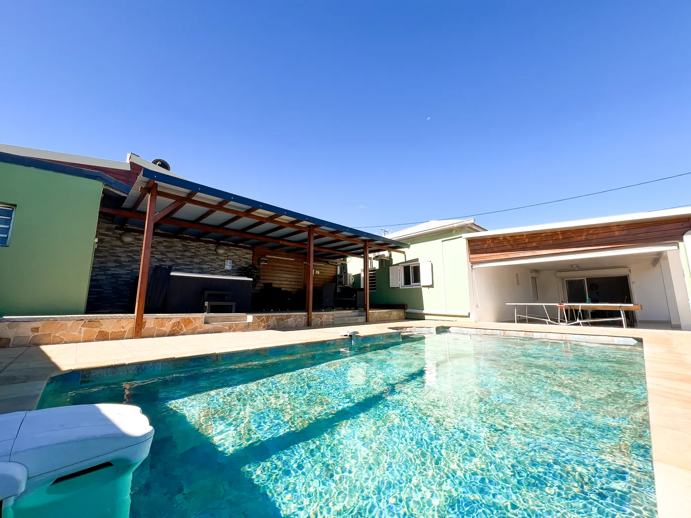Façade verte de la villa et piscine