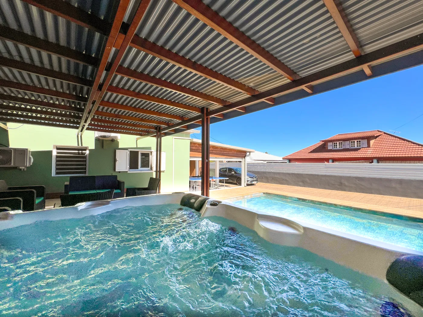 Vue depuis le jacuzzi vers la piscine de la villa à Saint-Pierre