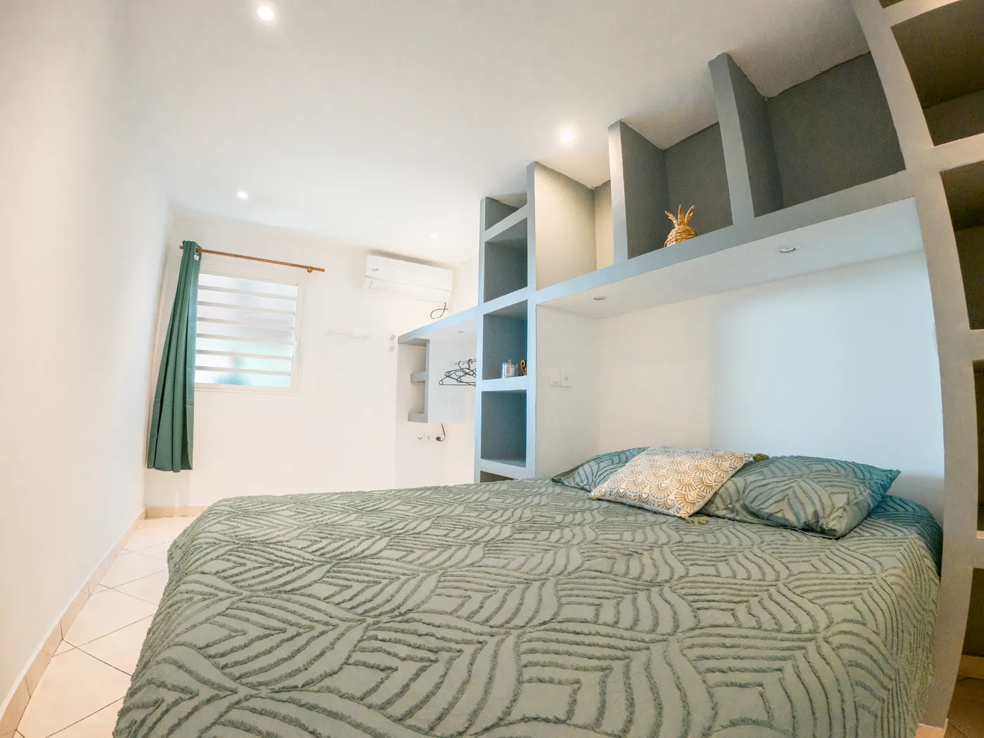 Chambre 2 avec rangements maçonnés et lit double