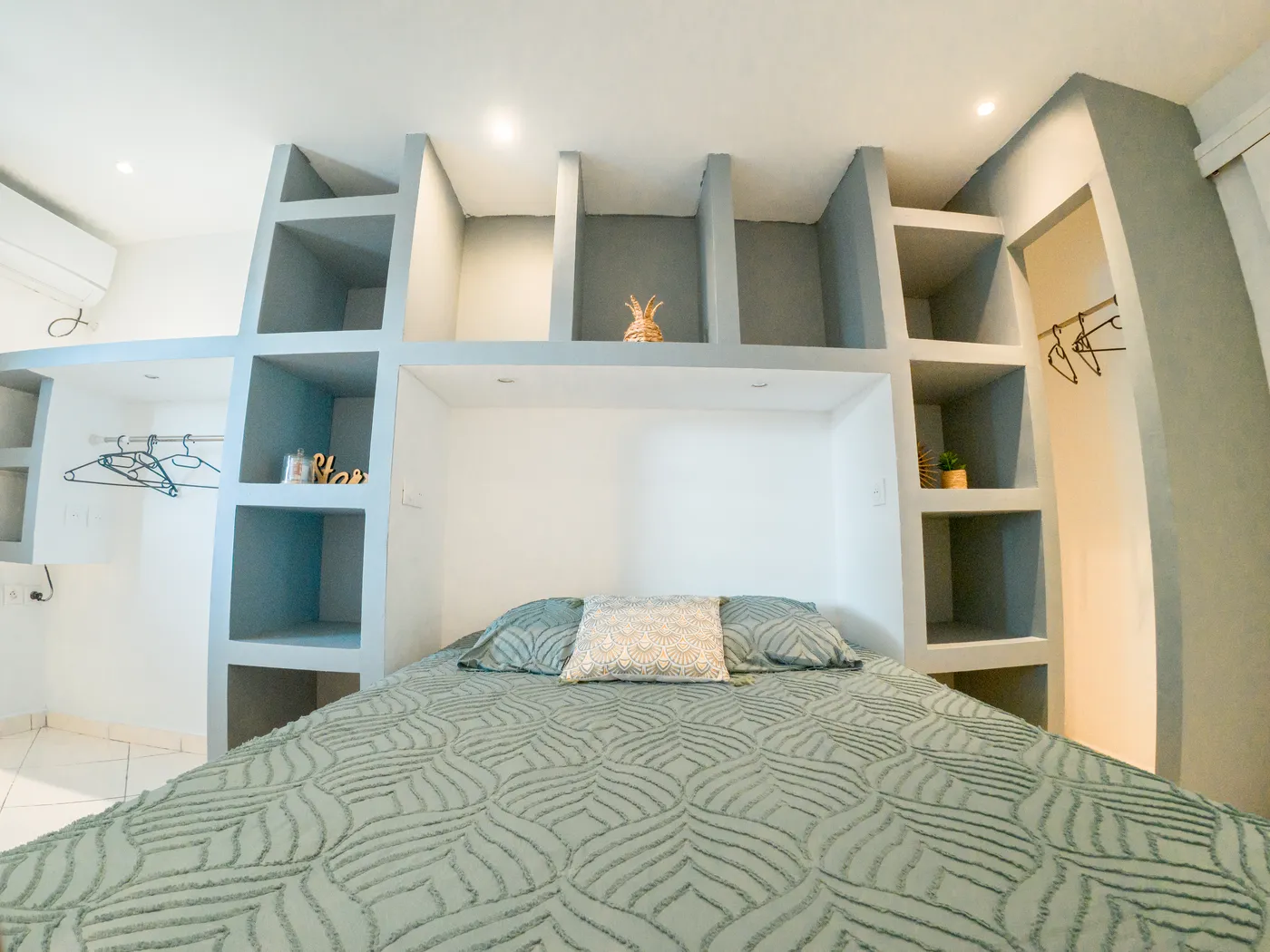 Chambre 2 et son dressing ouvert
