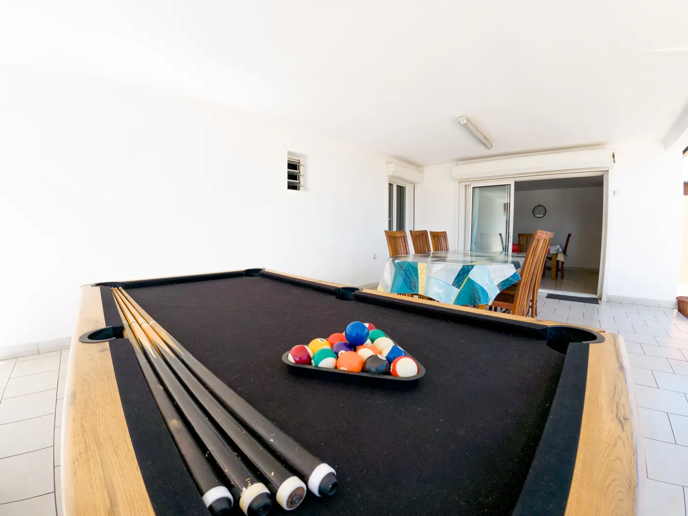 Espace détente avec billard et ping-pong de la villa