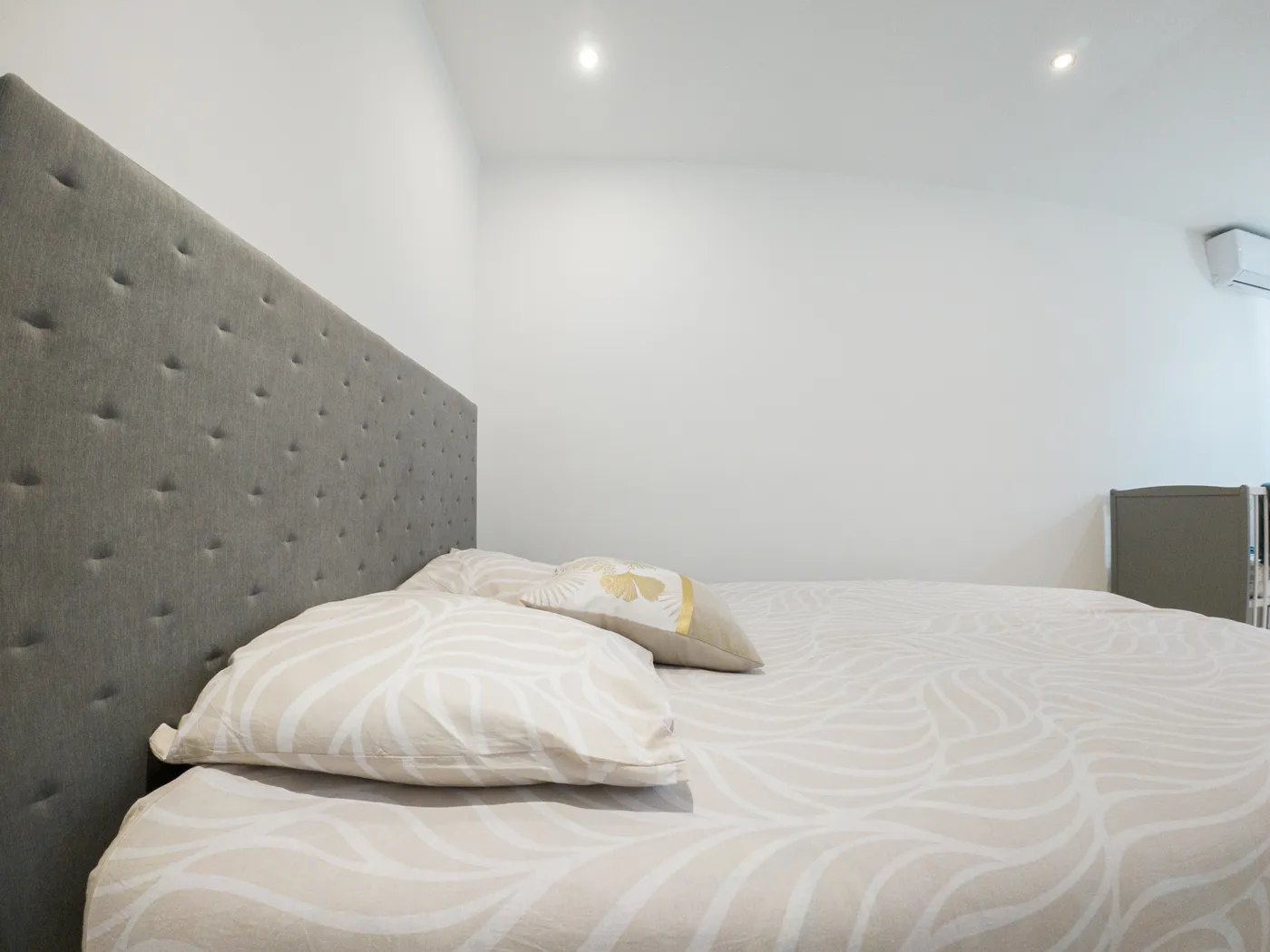 Chambre 1 avec lit double et tête de lit capitonnée
