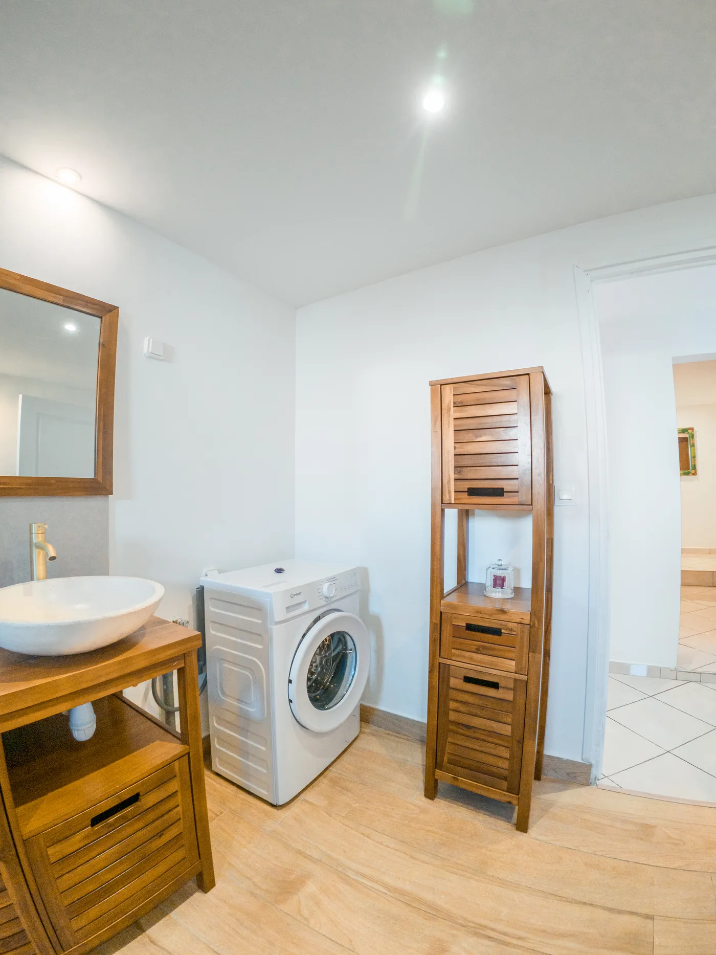 Salle de bain avec lave-linge et rangements en bois