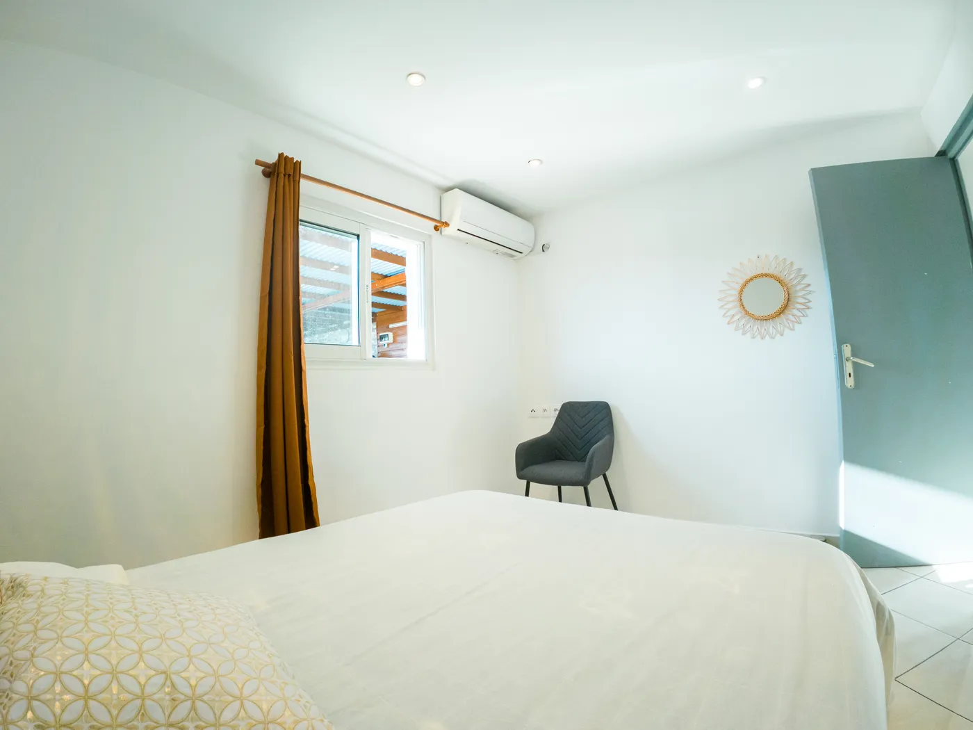 Chambre 3 lumineuse avec fauteuil et climatisation