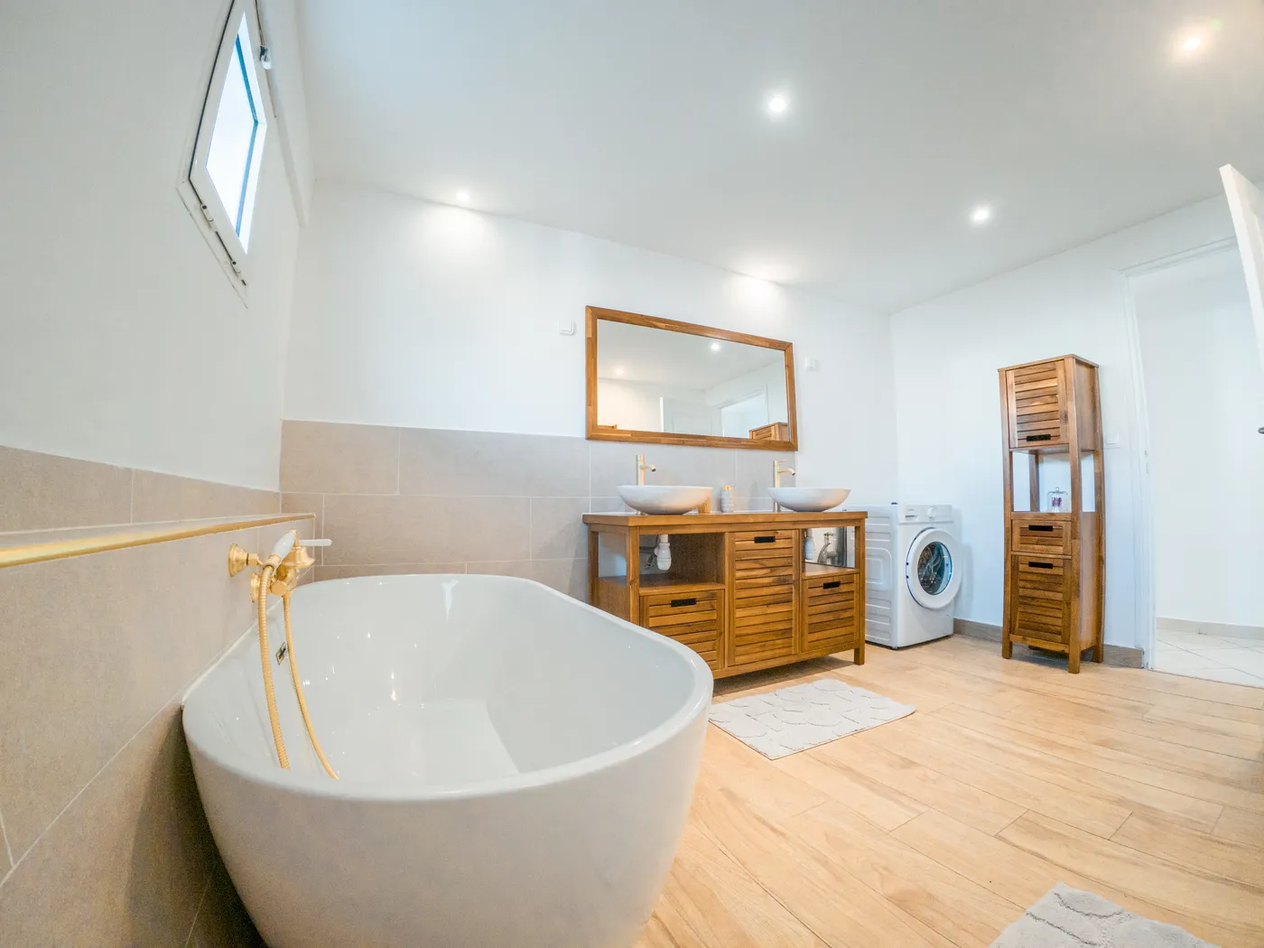Salle de bain avec baignoire îlot