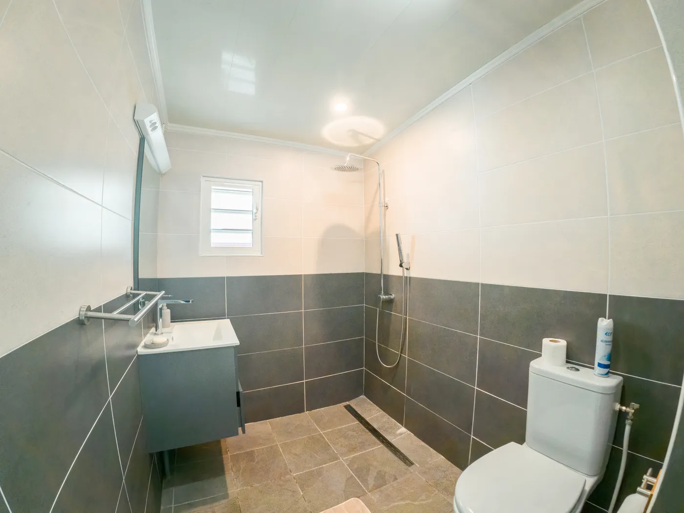 Seconde salle d'eau avec douche à l'italienne et WC