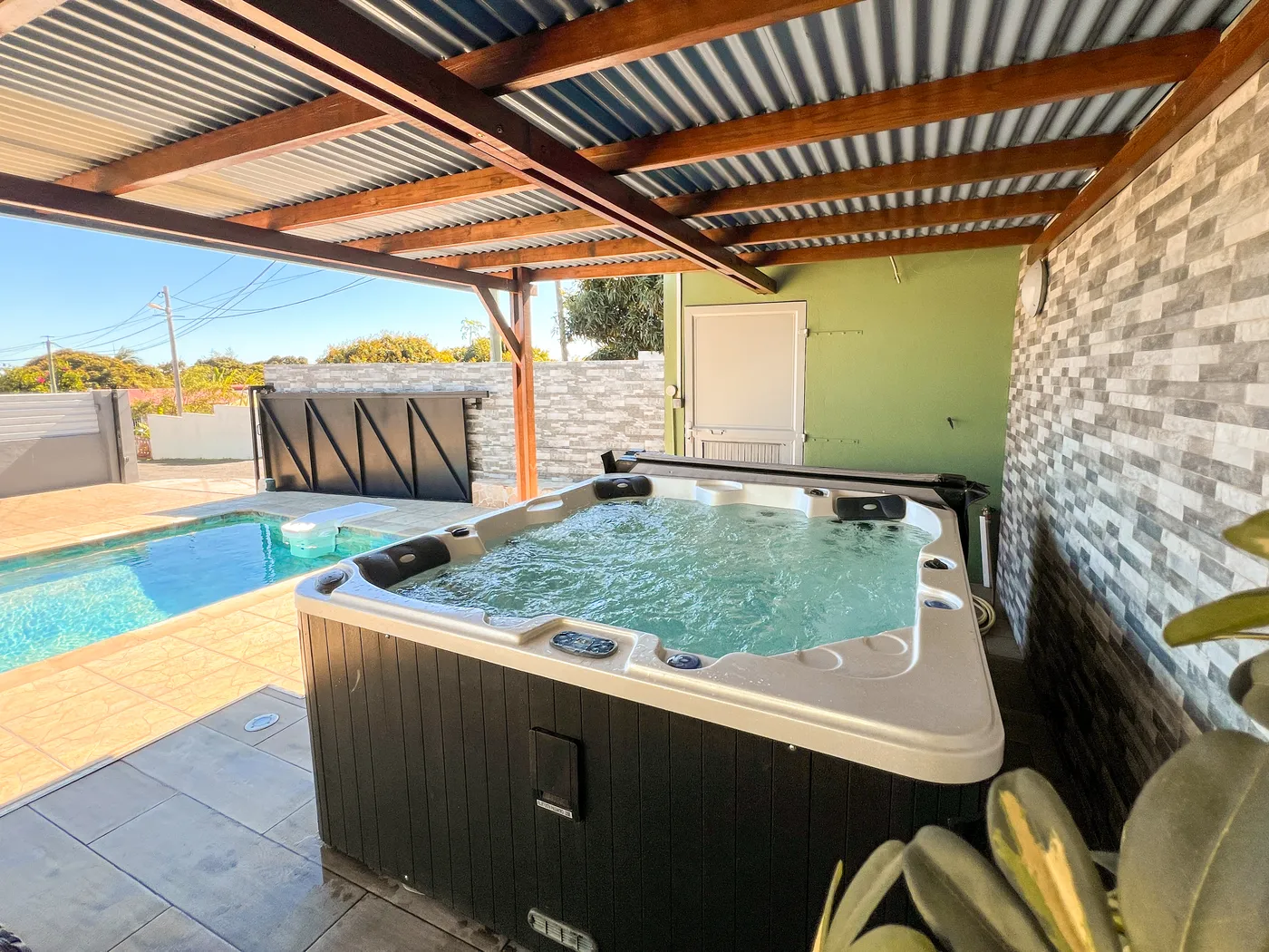 Jacuzzi extérieur de la villa dans le sud de La Réunion