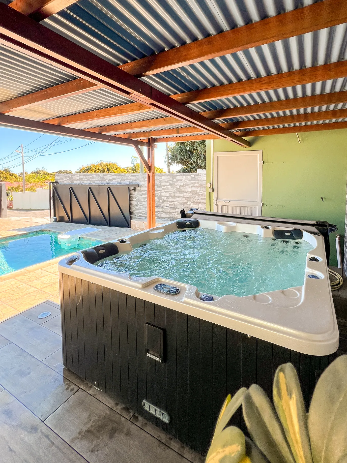 Jacuzzi et piscine au petit matin