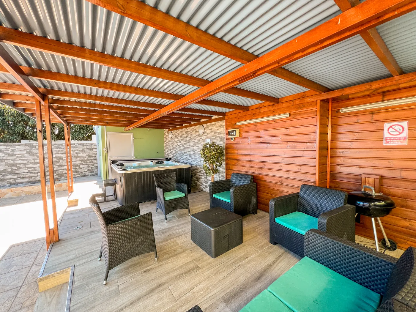 Espace détente couvert avec fauteuils